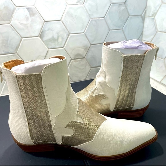 Yellow Box Shoes - Yellow Box Woman’s WILLIS Western Chelsea Boots Size 7.5 Ivory & Gold Brand New